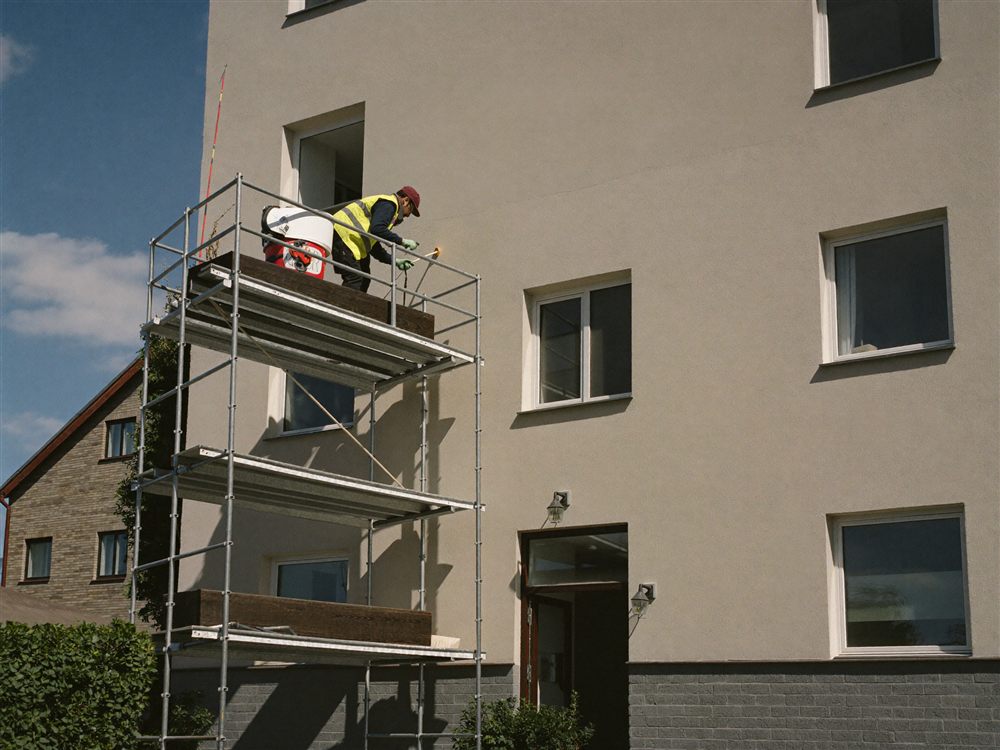 Fassadenanstrich an einem Wohnhaus in Berlin